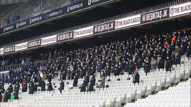 Pandemi nedeniyle seyircilerin yasaklandığı kimi maçlarda tribünlerin dolu olması tepki çekmişti.